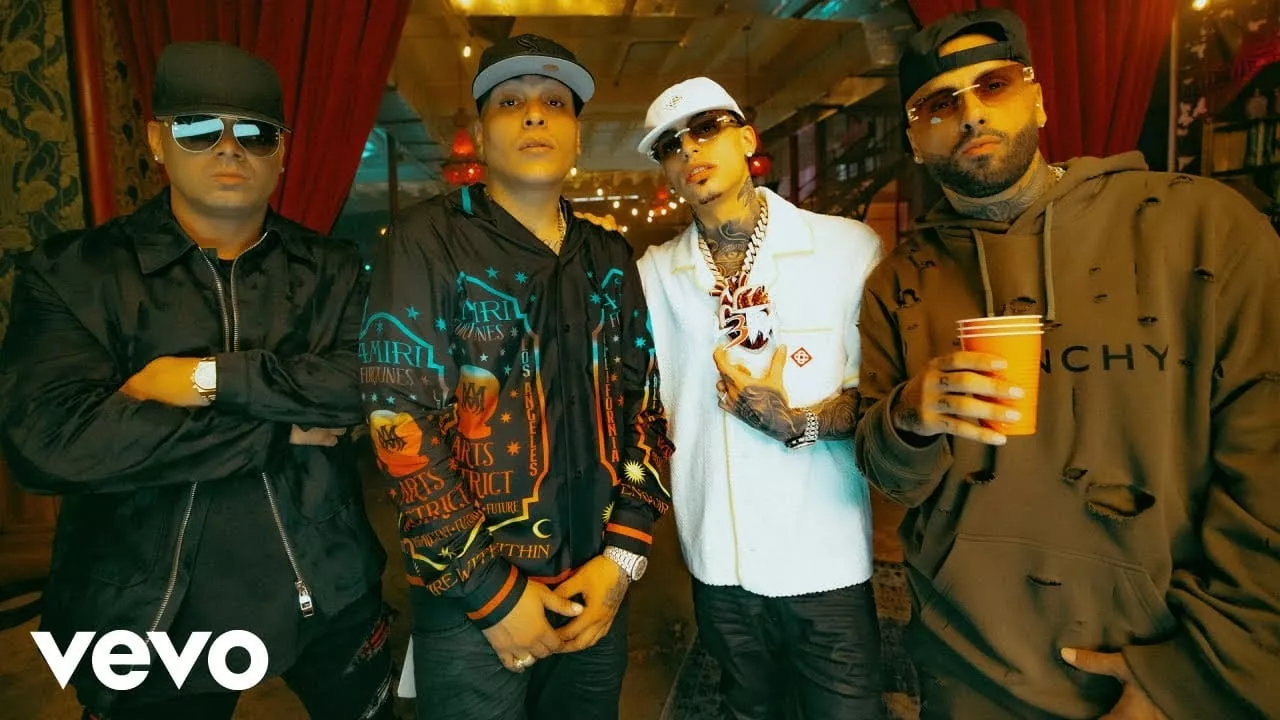 El reguetón está en su máximo esplendor con el nuevo temazo 'Wait Deh Man' de Darell en colaboración con los gigantes del género, Nicky Jam y Wisin. Este explosivo sencillo te transportará a la pista de baile con su irresistible mezcla de ritmos y letras que no podrás sacarte de la cabeza. La combinación de voces y estilos de estos talentosos artistas te hará vibrar de emoción.
