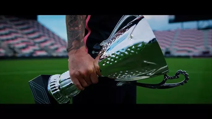 Sumérgete en el irresistible ritmo del nuevo disco 'Trofeo' de Maluma y Yandel, perteneciente al séptimo álbum de estudio 'Don Juan' que está próximo a salir.