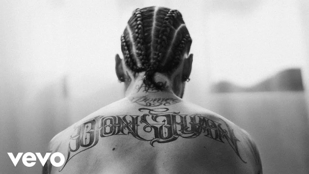 Maluma y J Balvin en "Gafas Negras"