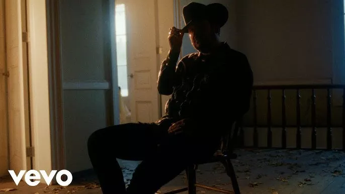 Eden Muñoz - Lejos Estamos Mejor (Video Oficial)