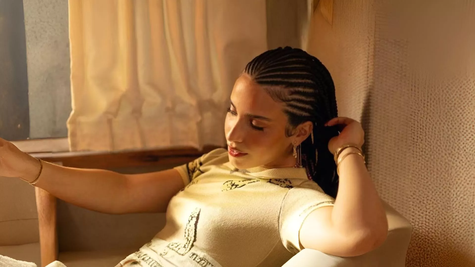 Zhamira Zambrano - No Me Quiero Ir (Official Video)