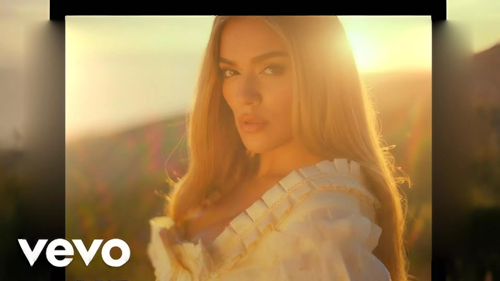 Tainy - Única with Karol G (Official Music Video)